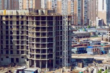 Vinç bir bina kompleksi, inşaat malzemeleri, araçlar, inşaat malzemeleri, ekipman ve işçiler için derme çatma kışla üzerinde çalışan dahil olmak üzere büyük şantiye.