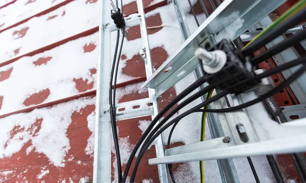 Telekomünikasyon kabloları, zemin kabloları, optik fiber, güç kabloları ve antenlerden ve dış tanımuzaktan uzak radyo ünitelerine gelen verici veri kabloları ile kablo tepsisi