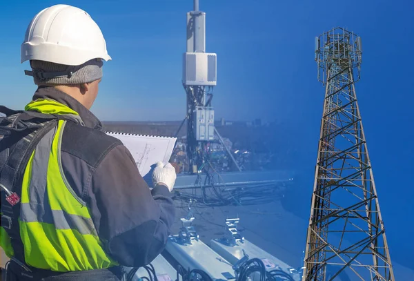 Collage de ingeniero de telecomunicaciones en casco y uniforme con documentación y torre con antenas de bandas GSM DCS UMTS LTE, unidades de radio al aire libre en el techo. Proceso de mejora —  Fotos de Stock