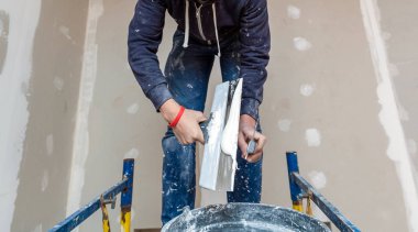 Alt dairenin odasında ahşap platform tavandan düzleştirme için halis inşaat, tadilat, yenileme, revizyon, uzantısı, restorasyon palet-bıçağı ile çalışma ve