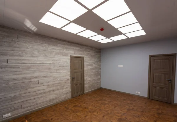 Intérieur d'un bureau typique - pièce vide - sans meubles après construction, rénovation, rénovation, reconstruction, rénovation et rénovation . — Photo