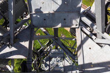 Telekomünikasyon kulesi veya mikrodalga ile direk, radyo paneli antenler, açık uzaktan radyo üniteleri, güç kabloları, koaksiyel kablolar, optik lifler şehirde bulunan üst direği üzerinde 