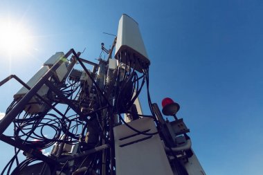 Temel istasyonunun teknik parçası yüklü çatıda borulu direği üzerinde panel anten Gsm Dcs Umts Lte gruplarından, Gps anten ve açık uzaktan radyo birimi şunlardır