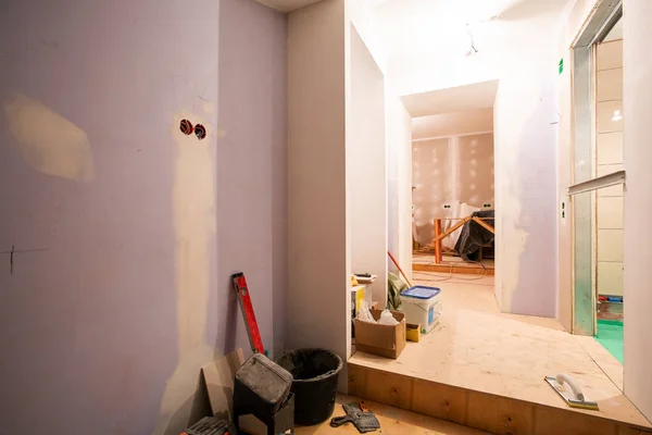 Werkproces van renovatie kamer met het installeren van gipsplaten of gipsplaten en ladder met bouwmaterialen zijn in appartement is in aanbouw, verbouwing, renovatie, uitbreiding — Stockfoto