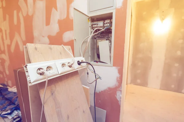 Prises électriques temporaires pour les outils de construction et les engrenages est connecté boîte électrique dans l'appartement est la construction intérieure, rénovation, rénovation, révision, extension, restauration et — Photo