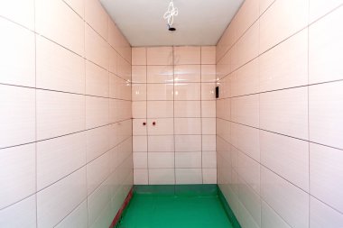 Apartmanda yeşil renkli su geçirmez kaplama malzemesi ile boyanmış kiremitli duvarlar ve zemin ile banyo inder inşaat, remodeling, yenileme, revizyon, uzatma, restorasyon ve rekonstrüksiyon