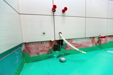 Apartmanda yeşil renkli su geçirmez kaplama malzemesi ile boyanmış kiremitli duvarlar ve zemin ile banyo inder inşaat, remodeling, yenileme, revizyon, uzatma, restorasyon ve rekonstrüksiyon