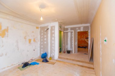 Apartmanda alçı pano - alçıpan ve inşaat araçları için çerçeve kurma süreci yapım, yenileme, yenileme, uzatma, restorasyon ve yeniden yapılanma aşamasında.