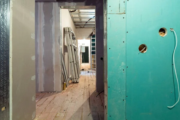 Werkproces van het installeren van frames voor gipsplaten - gipsplaten en bouwgereedschap in appartement is in aanbouw, verbouwing, renovatie, uitbreiding, restauratie en wederopbouw. — Stockfoto