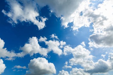 Güneşli bir günde beyaz bulutlarla mavi gökyüzü arka planı