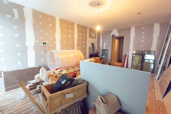 Alçıpan veya alçıpan ve inşaat malzemeleri montajı ile oda yenileme çalışma süreci inşaat halinde, tadilat, yenileme, uzatma, restorasyon ve