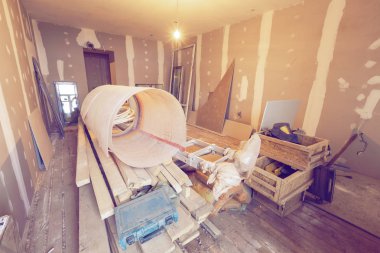 Alçıpan veya alçıpan ve inşaat malzemeleri montajı ile oda yenileme çalışma süreci inşaat halinde, tadilat, yenileme, uzatma, restorasyon ve