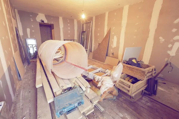 Werkproces van renoveren kamer met het installeren van gipsplaten of gipsplaat en bouwmaterialen zijn in het appartement is in aanbouw, verbouwing, renovatie, uitbreiding, restauratie en — Stockfoto