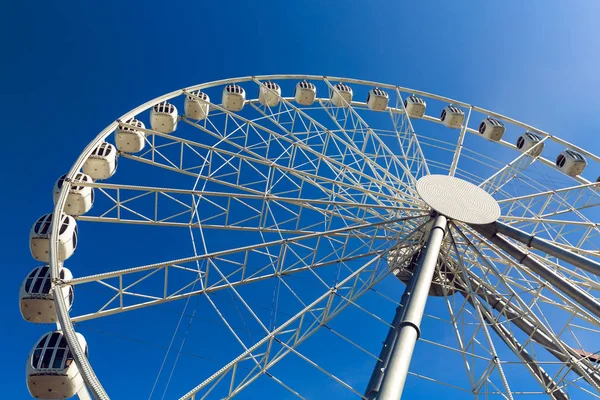 La grande roue blanche au-dessus du ciel bleu — Photo