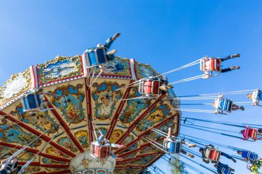 Rusya, Saint Petersburg - 31 Ağustos 2019: Divo Ostrov eğlence parkı. Neşeli çocuklar ve yetişkinler ile Carousel. Hareket efekti