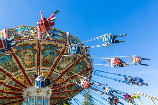 Russie, Saint-Pétersbourg - 31 août 2019 : Parc d'attractions Divo Ostrov. Carrousel avec des enfants et des adultes joyeux. Effet de mouvement — Photo