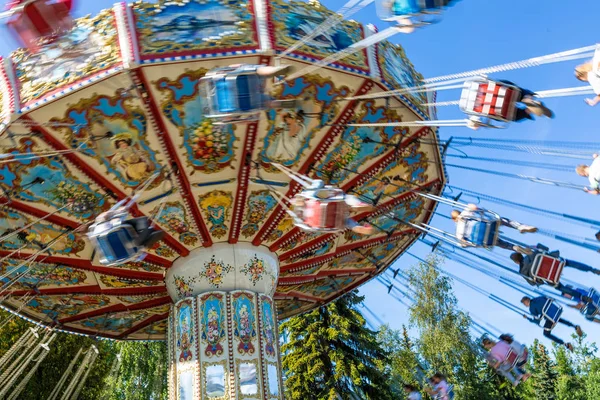 Russie, Saint-Pétersbourg - 31 août 2019 : Parc d'attractions Divo Ostrov. Carrousel avec des enfants et des adultes joyeux. Effet de mouvement — Photo