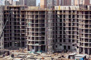 Bir bina kompleksi, inşaat malzemeleri, araçlar, inşaat malzemeleri, ekipman üzerinde çalışan vinç de dahil olmak üzere büyük şantiye