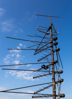 Televizyon antenleri direkte ve mavi gökyüzü de arka planda