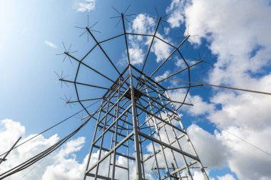 Askeri radyo istasyonunun antenleri çatıda ve mavi gökyüzü arka planda..