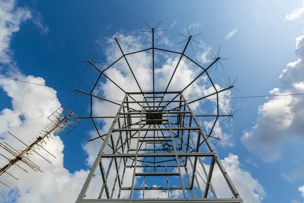 Antenas de la estación de radio militar están en el techo y el cielo azul como fondo . —  Fotos de Stock