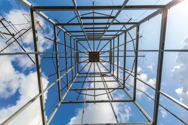 Antennes de la station de radio militaire sont sur le toit et le ciel bleu comme fond . — Photo