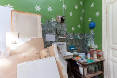 Toplam inşaat, tadilat, yenileme, yenileme, uzatma, restorasyon ve yeniden inşa için hazırlanan dairede, kırık mobilyalı kirli mutfak bulunuyor..