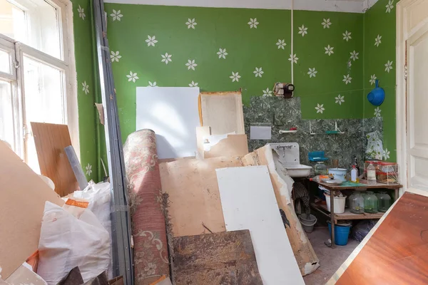 Кухня со сломанной мебелью находится в квартире, которая подготовлена к тотальному строительству, ремонту, пристройке, реставрации и реконструкции . — стоковое фото