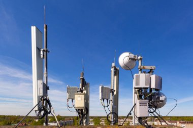 Telekomünikasyon veri donanımı için metal yapılar, radyo panel antenleri, açık hava radyo birimleri, güç kabloları, eş eksenli kablolar, optik fiberler. Telekomünikasyon temel istasyonunun dışında.