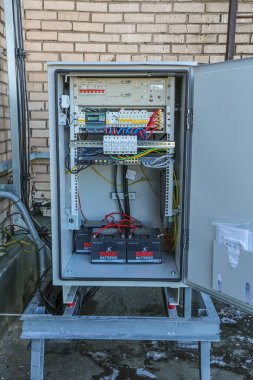 Rusya, Saint-Petersburg - 30 Nisan 2018: Mikrodalga ekipmanları, güç kabloları, eş eksenli kablolar ve optik liflerle iklime dayanıklı kabin. Haberleşme operatörlerinin tipik temel istasyonu.