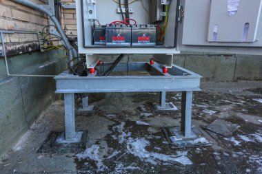 Rusya, Saint-Petersburg - 30 Nisan 2018: Mikrodalga ekipmanları, güç kabloları, eş eksenli kablolar ve optik liflerle iklime dayanıklı kabin. Haberleşme operatörlerinin tipik temel istasyonu.