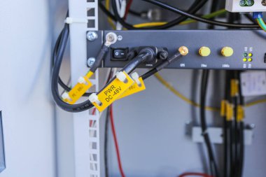 Rusya, Saint-Petersburg - 30 Nisan 2018: Mikrodalga ekipmanları, güç kabloları, eş eksenli kablolar ve optik liflerle iklime dayanıklı kabinin içinde. Haberleşme operatörlerinin tipik temel istasyonu.