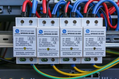 Rusya, Saint-Petersburg - 30 Nisan 2018: Mikrodalga ekipmanları, güç kabloları, eş eksenli kablolar ve optik liflerle iklime dayanıklı kabinin içinde. Haberleşme operatörlerinin tipik temel istasyonu.