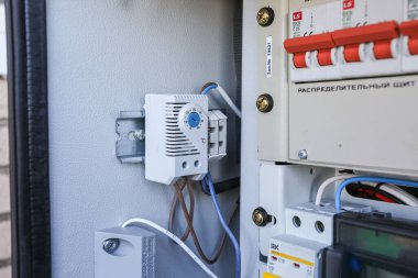 Rusya, Saint-Petersburg - 30 Nisan 2018: Mikrodalga ekipmanları, güç kabloları, eş eksenli kablolar ve optik liflerle iklime dayanıklı kabinin içinde. Haberleşme operatörlerinin tipik temel istasyonu.