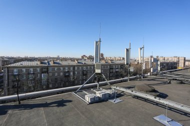 Rusya, Saint-Petersburg - 30 Nisan 2018: 5G, 4G, 3G, 2G bantları, optik fiberler, güç kabloları ve uzaktan kumandalı radyo üniteleri temel telekomünikasyon istasyonunun iletişim ekipmanlarının bir parçası olarak çatıya kurulmuştur. Dışarıda.