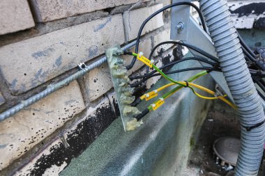 Rusya, Saint-Petersburg - 30 Nisan 2018: Üs Telsiz İstasyonu BTS 'nin yer kablosu bir binanın tepesine yerleştirildi ve açık hava paratoneronuna indirildi. Dışarıda bölüm 5G, 4G, 3G, 2G temel istasyon.