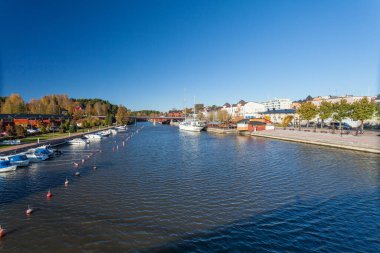 Finlandiya, Porvoo - 10 Ekim 2016: Eski Porvoo kentinde su kanalı ve botlar.