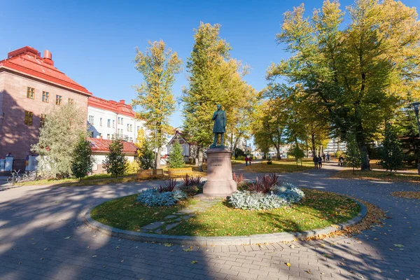 Finlandiya, Porvoo - 10 Ekim 2016: Eski Porvoo kentinde Johan Ludvig Runeberg Anıtı.