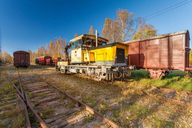 Porvoo, Finlandiya, 08 Ekim 2016: Eski Porvoo kasabasındaki kargo istasyonunda demiryolu, tren ve yük vagonları.
