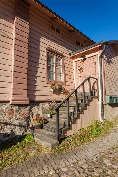 Porvoo, Finlândia, 08 de outubro de 2016: Rua e casas coloridas na cidade velha Porvoo . — Fotografia de Stock