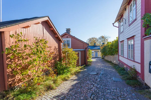 2016 년 10 월 8 일에 확인 함 . Porvoo, Finland, October 08, 2016: Street and colored houses in old town Porvoo. — 스톡 사진