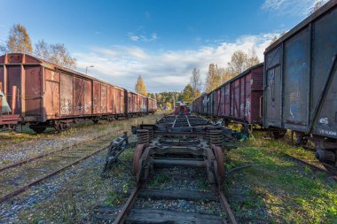 Porvoo, Finlandiya, 08 Ekim 2016: Eski Porvoo kasabasındaki kargo istasyonunda demiryolu, tren ve yük vagonları.