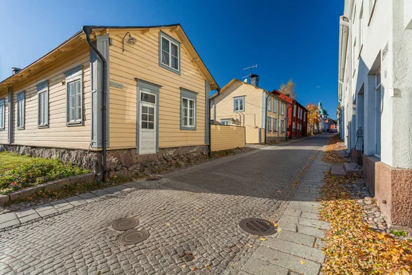 Porvoo, Finlandiya, 08 Ekim 2016: Porvoo 'daki sokak ve renkli evler.