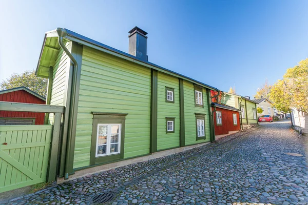 Porvoo, Finlandia, 08 października 2016: Ulica i kolorowe domy w starym mieście Porvoo. — Zdjęcie stockowe