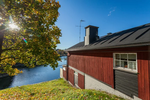 Porvoo, Finlândia, 08 de outubro de 2016: Canal de água e casas coloridas na cidade velha Porvoo . — Fotografia de Stock