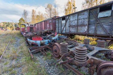 Porvoo, Finlandiya, 08 Ekim 2016: Eski Porvoo kasabasındaki kargo istasyonunda demiryolu, tren ve yük vagonları.