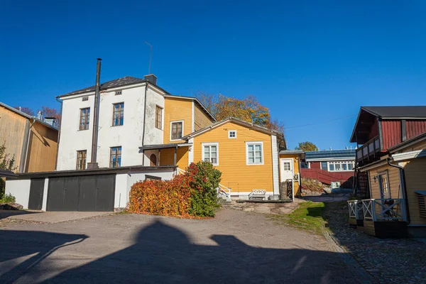 2016 년 10 월 8 일에 확인 함 . Porvoo, Finland, October 08, 2016: Street and colored houses in old town Porvoo. — 스톡 사진