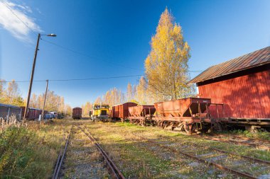 Porvoo, Finlandiya, 08 Ekim 2016: Eski Porvoo kasabasındaki kargo istasyonunda demiryolu, tren ve yük vagonları