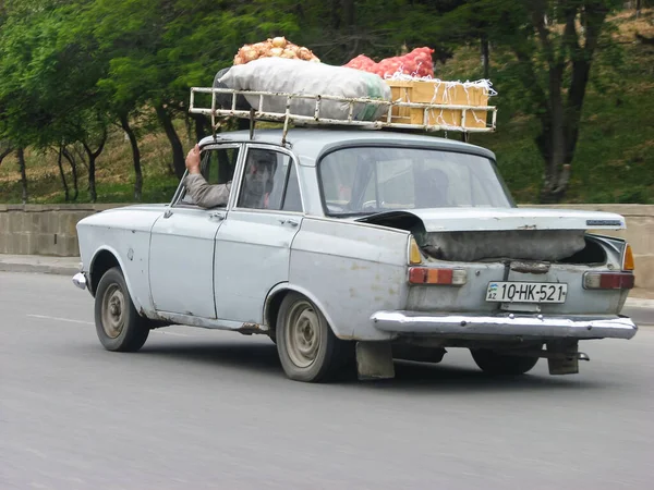 アゼルバイジャン,バクー- 2007年5月12日:野菜と袋によって過負荷であるトランクを持つ古典的なソビエトヴィンテージセダン車モスクワ — ストック写真