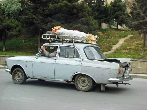 Aserbaidschan, Baku - 12. Mai 20107: Klassischer sowjetischer Oldtimer Moskwitsch mit Kofferraum, der von Säcken mit Gemüse überladen ist — Stockfoto